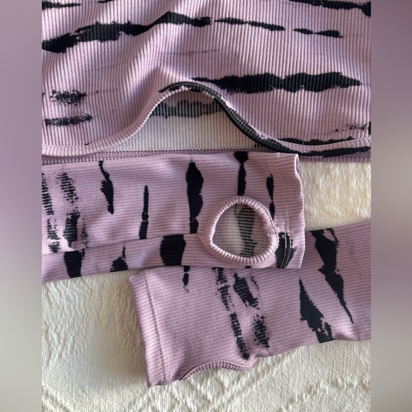 Cropped Lilac & Black Print Top with Thumb Holes - Picture 6 of 6